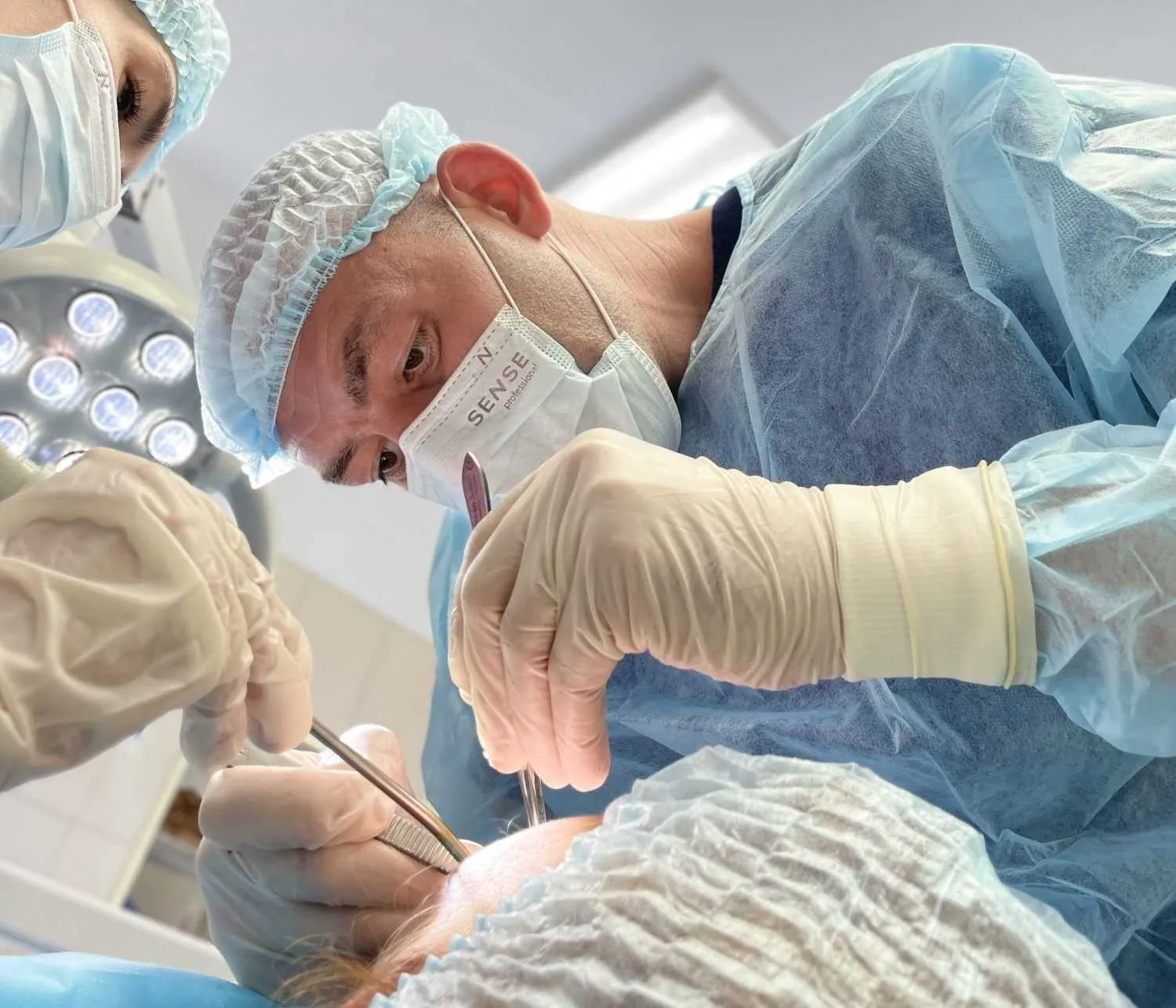 Врач стоматолог Пашковский делает имплантацию пациенту
