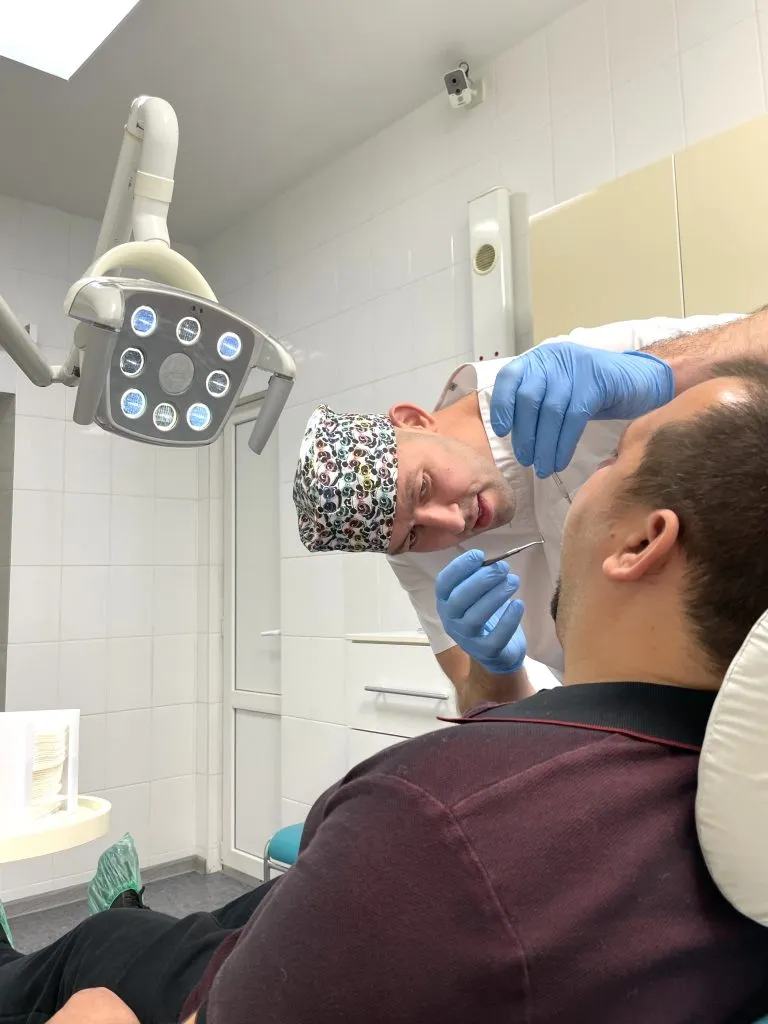 Врач стоматолог Пашковский делает костную пластику