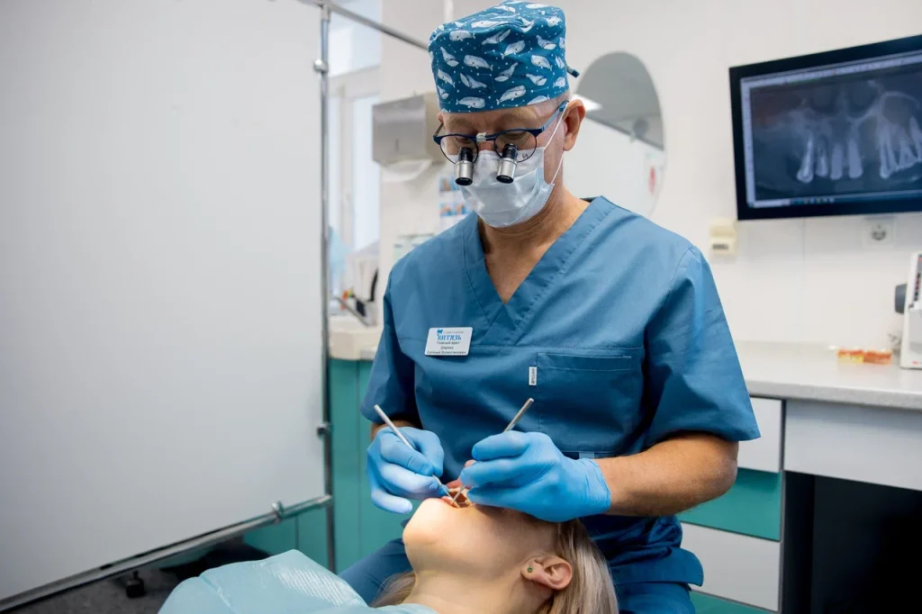 Врач стоматолог Шереко Е. В. устанавливает имплант пациенту